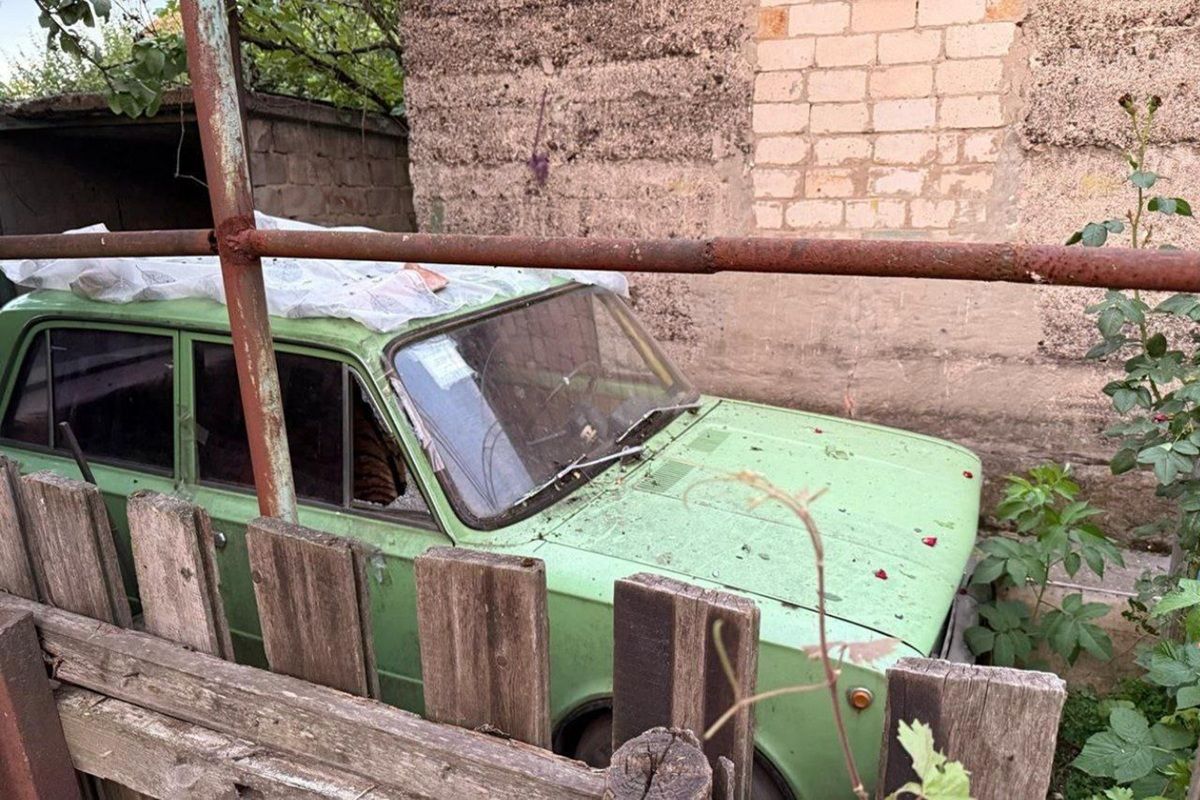 Поврежденный автомобиль Армия РФ гатила по Никопольскому району по артиллерии и FPV-дронам: повреждено предприятие и дома 4