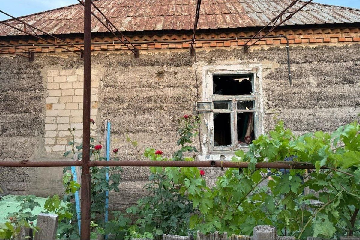 Есть разрушение на предприятии, в трех частных домах, двух хозяйственных постройках и авто Армия РФ гатила по Никопольскому району по артиллерии и FPV-дронам: повреждено предприятие и дома 3