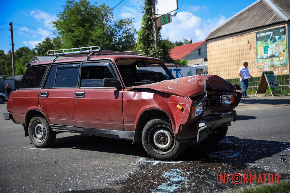 За попередньою інформацією, водій на мотоциклі їхав зі сторони Доблесної вулиці по Великій Діївській У Дніпрі на Великій Діївській біля заправки DGB зіткнулись ВАЗ та мотоцикліст на Bajaj: водій двоколісного в лікарні 4