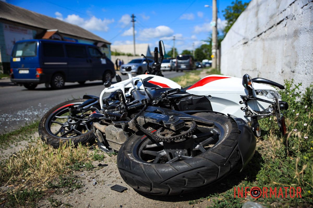 І поблизу заправки байкер, попередньо, їхав по зустрічний смузі У Дніпрі на Великій Діївській біля заправки DGB зіткнулись ВАЗ та мотоцикліст на Bajaj: водій двоколісного в лікарні 5