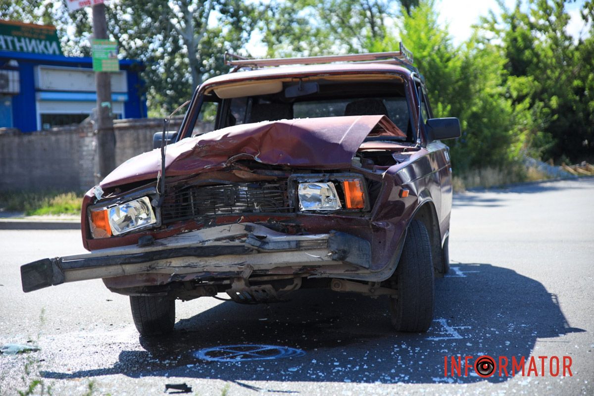 Рух по Великій Діївській ускладнено У Дніпрі на Великій Діївській біля заправки DGB зіткнулись ВАЗ та мотоцикліст на Bajaj: водій двоколісного в лікарні 10
