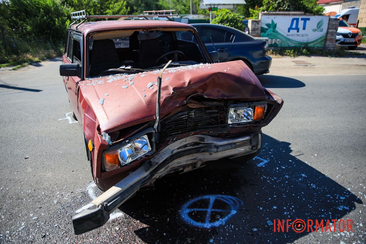 Фото: Максим Якушев У Дніпрі на Великій Діївській біля заправки DGB зіткнулись ВАЗ та мотоцикліст на Bajaj: водій двоколісного в лікарні 14