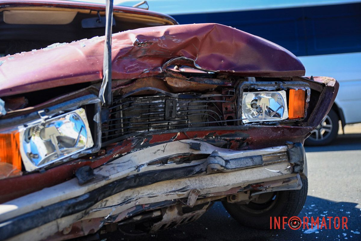 Дотримуйтесь ПДР У Дніпрі на Великій Діївській біля заправки DGB зіткнулись ВАЗ та мотоцикліст на Bajaj: водій двоколісного в лікарні 12