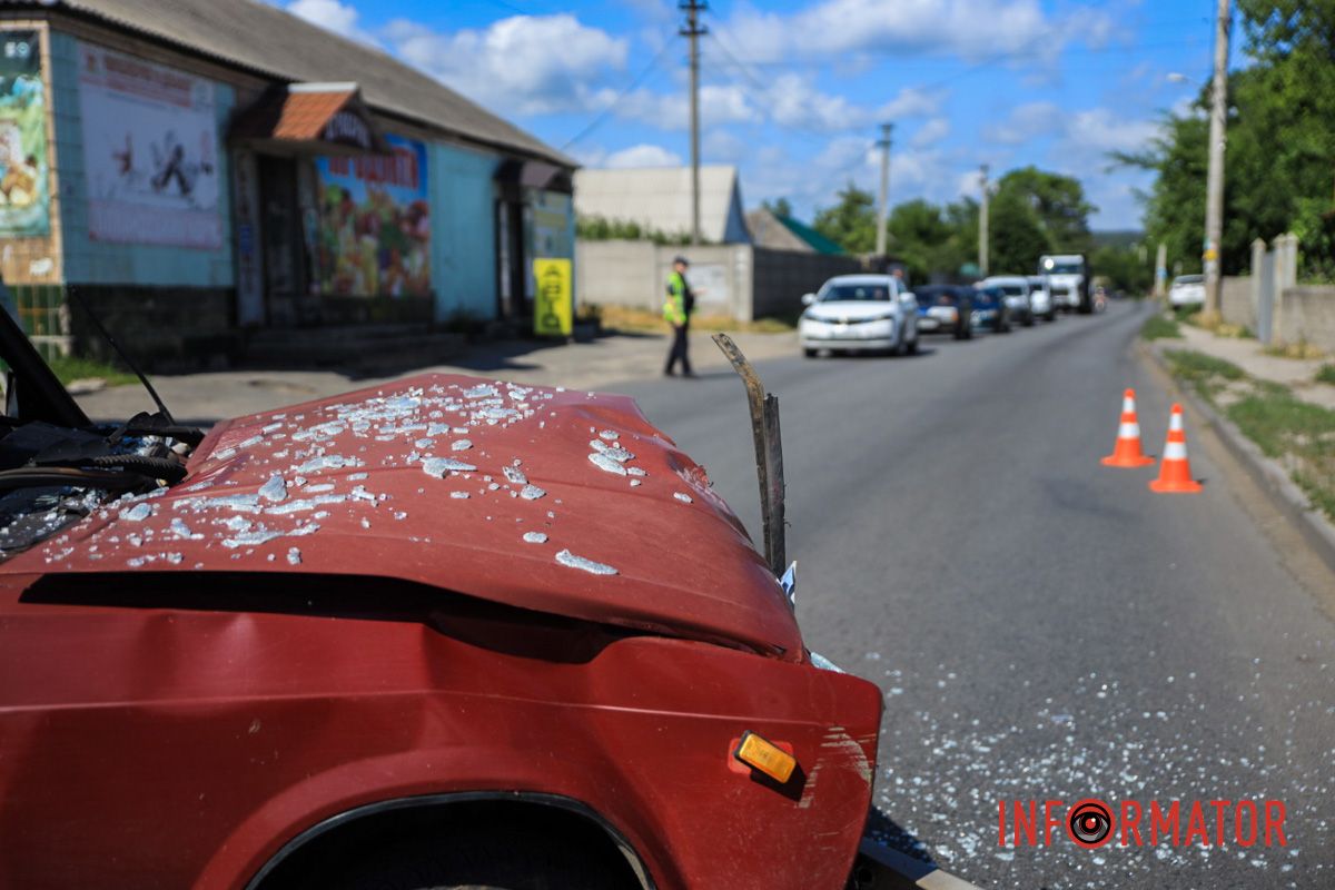 У цей момент зі сторони заправки DGB виїжджав ВАЗ У Дніпрі на Великій Діївській біля заправки DGB зіткнулись ВАЗ та мотоцикліст на Bajaj: водій двоколісного в лікарні 6