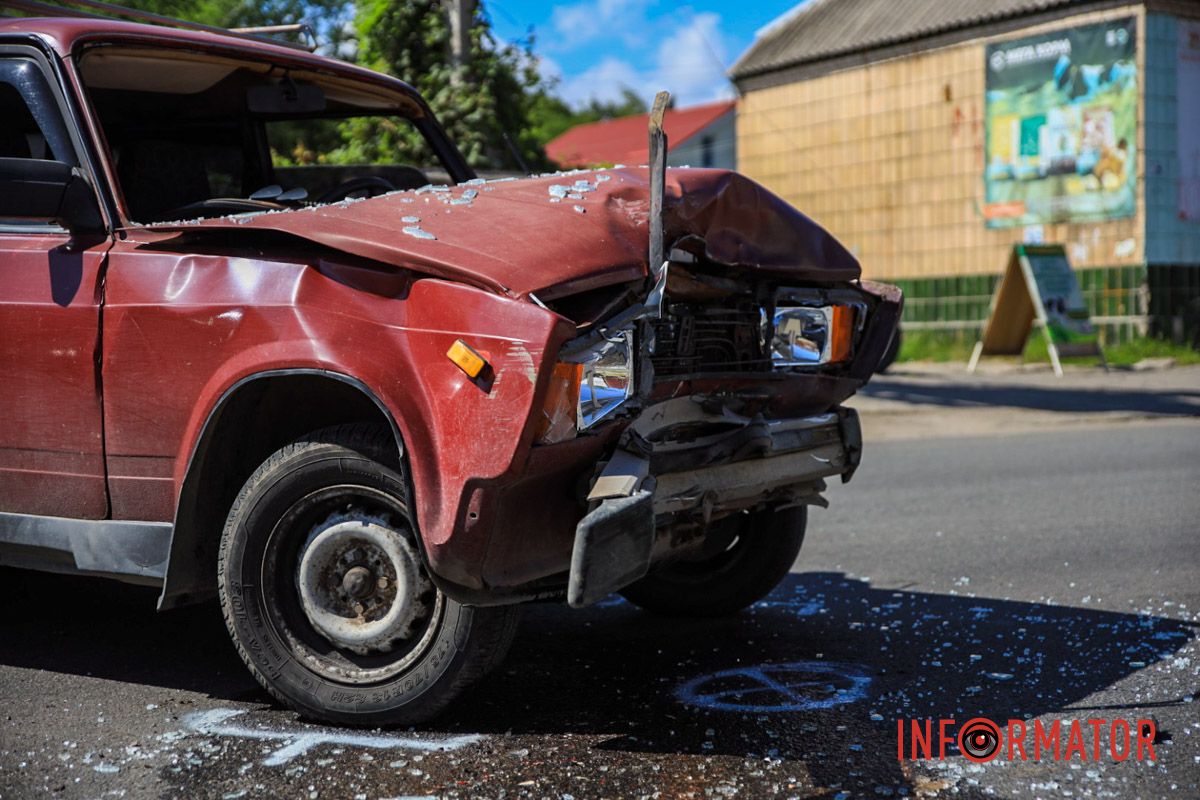 Станом на 10:00, на місці події чергують правоохоронці У Дніпрі на Великій Діївській біля заправки DGB зіткнулись ВАЗ та мотоцикліст на Bajaj: водій двоколісного в лікарні 8