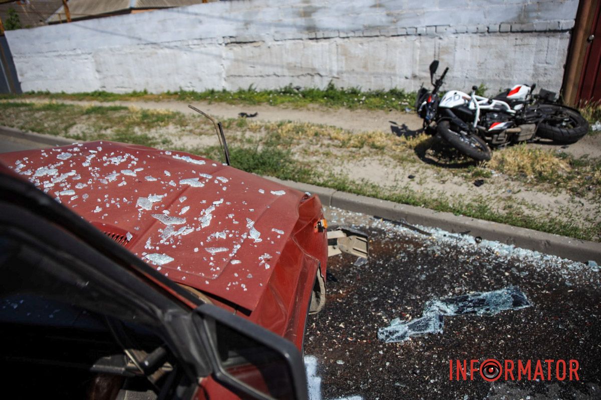 Не поспішайте У Дніпрі на Великій Діївській біля заправки DGB зіткнулись ВАЗ та мотоцикліст на Bajaj: водій двоколісного в лікарні 13