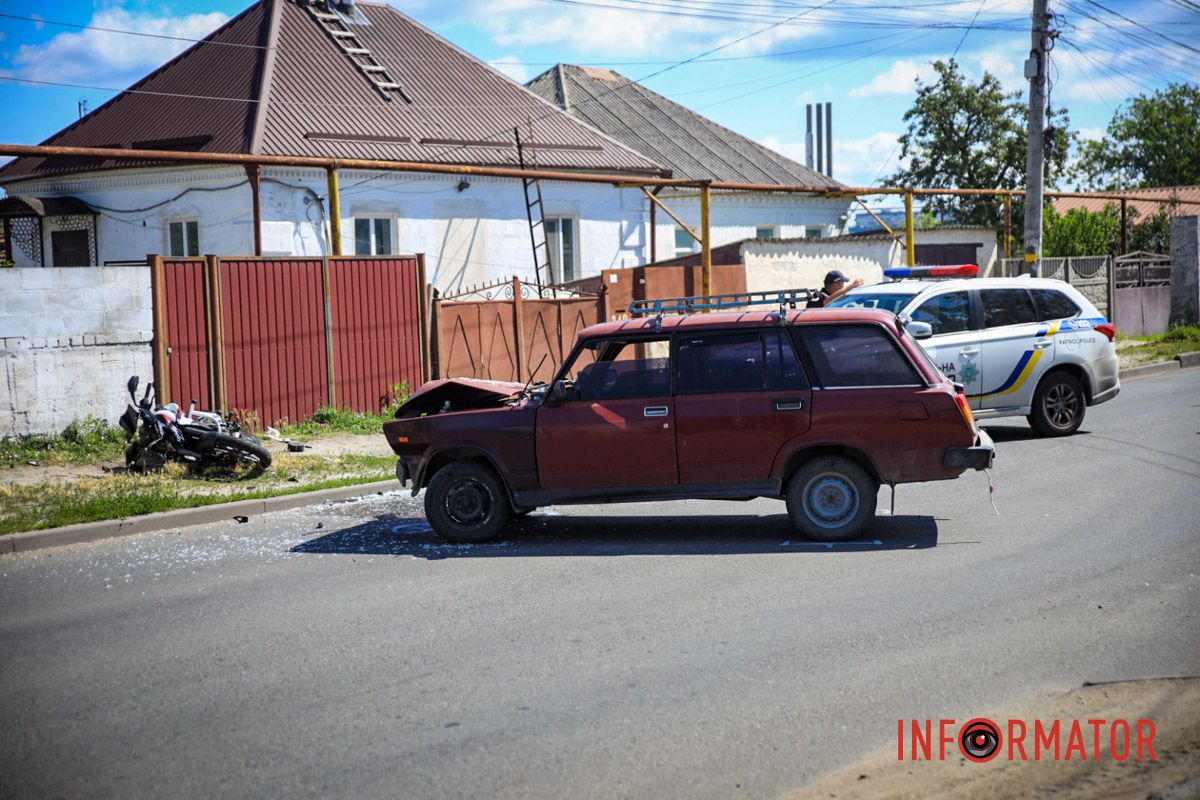 На місці працюють поліцейські У Дніпрі на Великій Діївській біля заправки DGB зіткнулись ВАЗ та мотоцикліст на Bajaj: водій двоколісного в лікарні 15