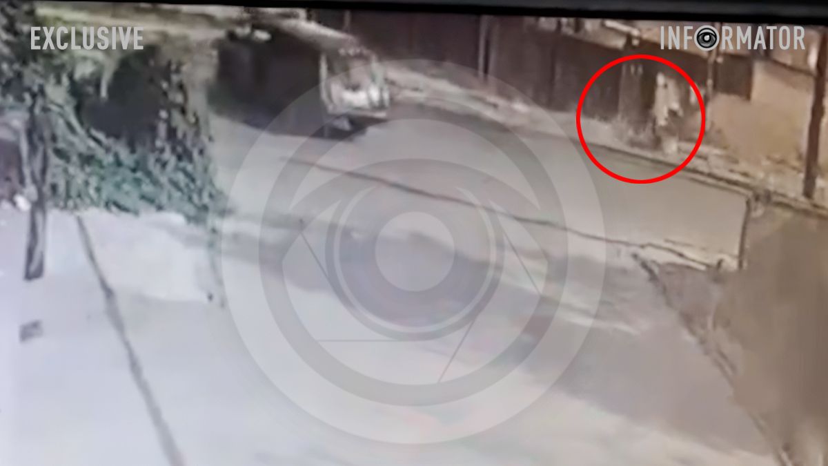 Вилетів з керма та пролетів декілька метрів: відео моменту ДТП на Великій Діївській у Дніпрі, де зіткнулись ВАЗ та мотоцикліст