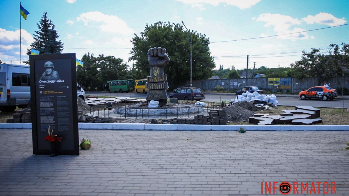 У Дніпрі на Алеї Героїв почали встановлювати монумент