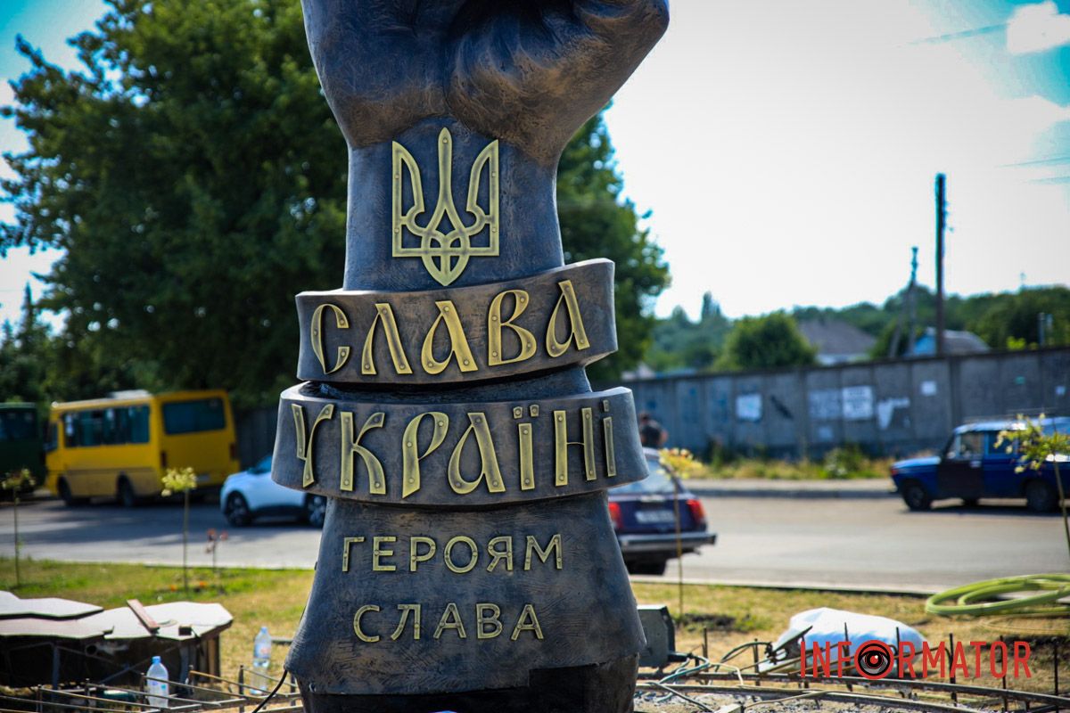 В Днепре на Аллее Героев начали устанавливать монумент 4