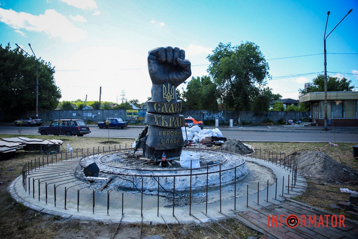 В Днепре на Аллее Героев начали устанавливать монумент