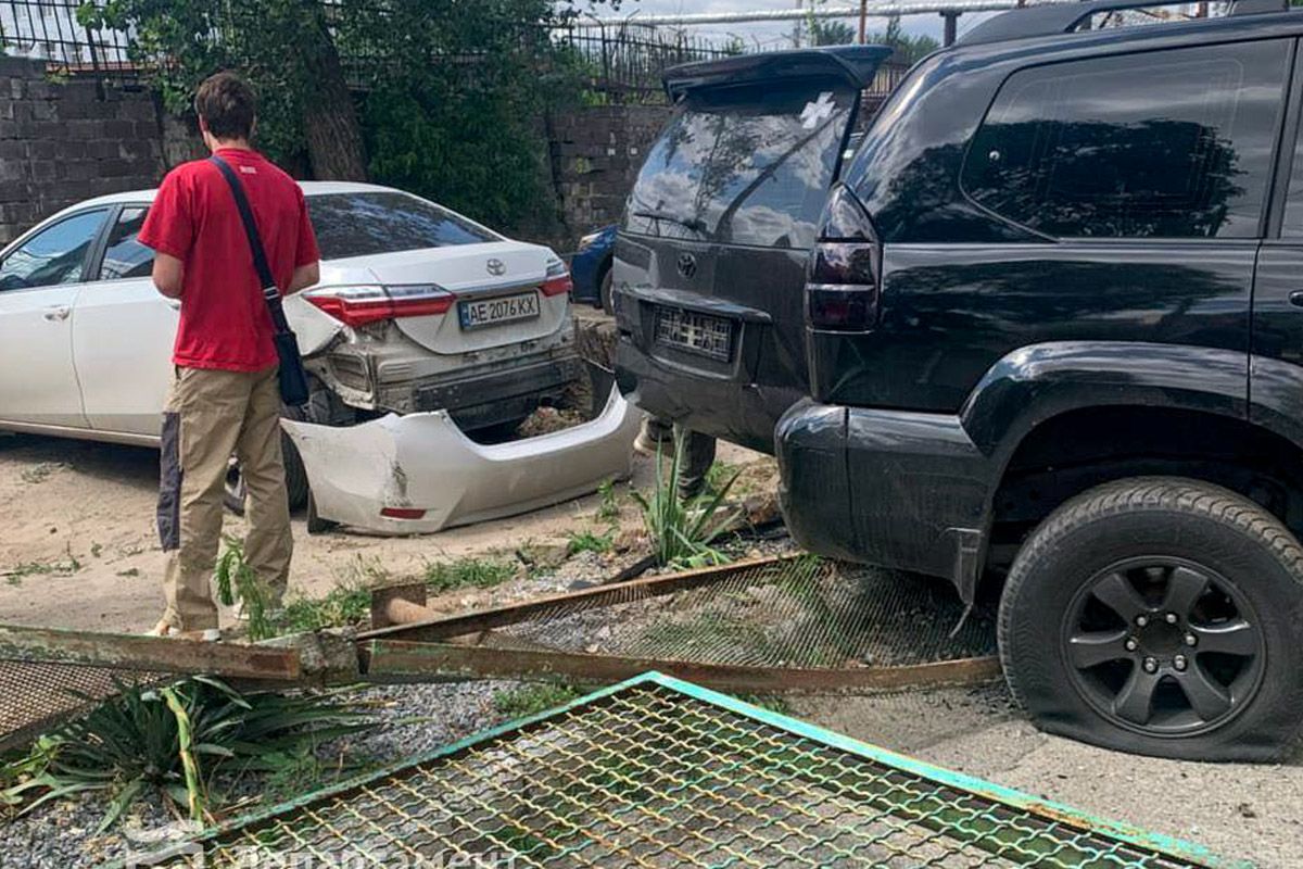 Toyota зачепила інше авто та знесла паркан дитсадку