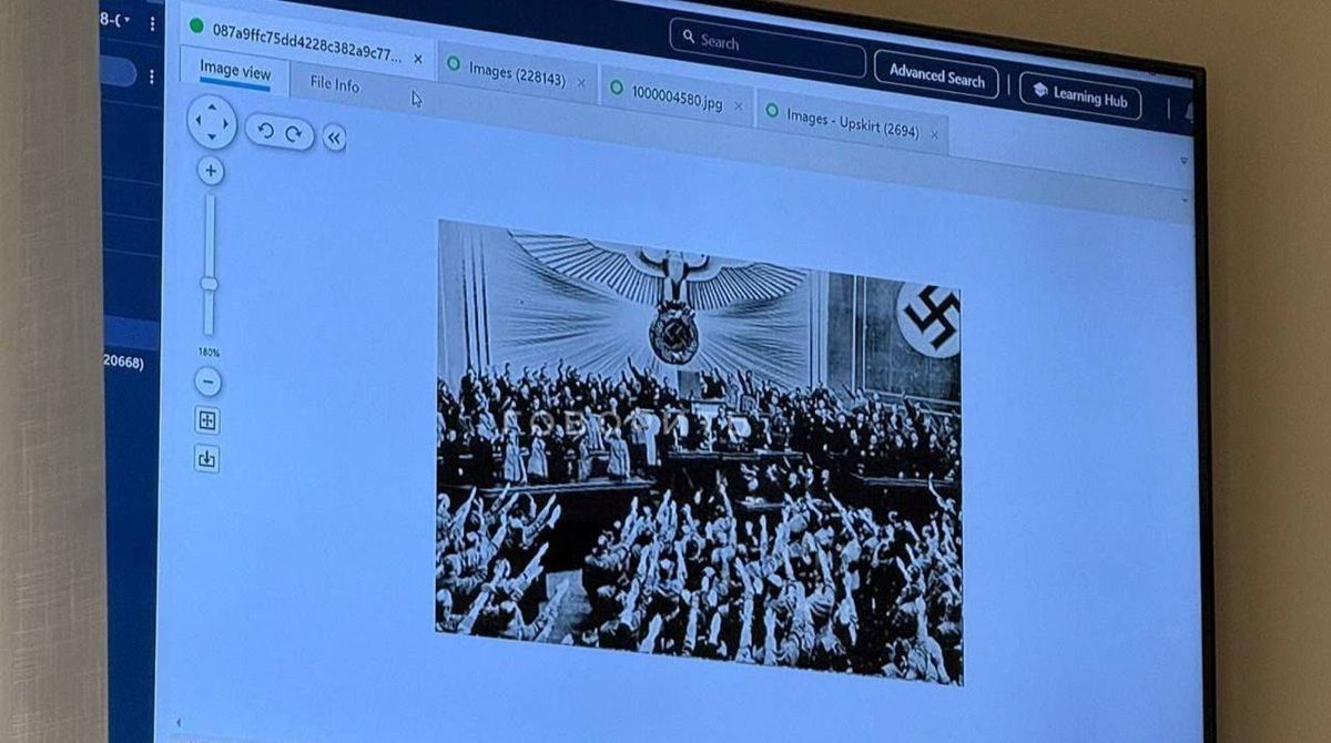 Фото со свастикой