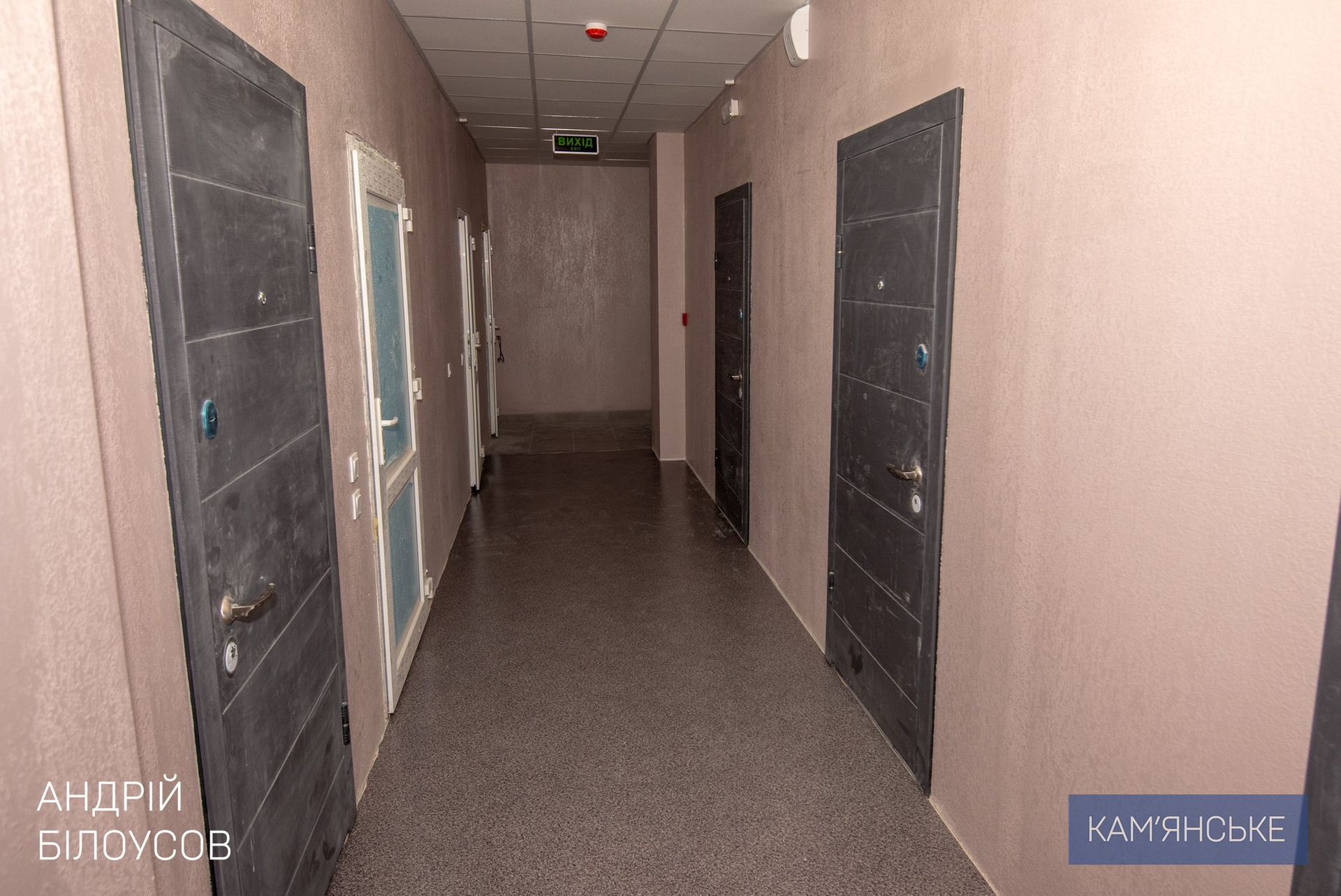 Поэтому здесь ремонтируют крышу, утепляют фасад, заменяют все коммуникации, окна, двери и обновляют внутренние помещения вместе с термомодернизацией.