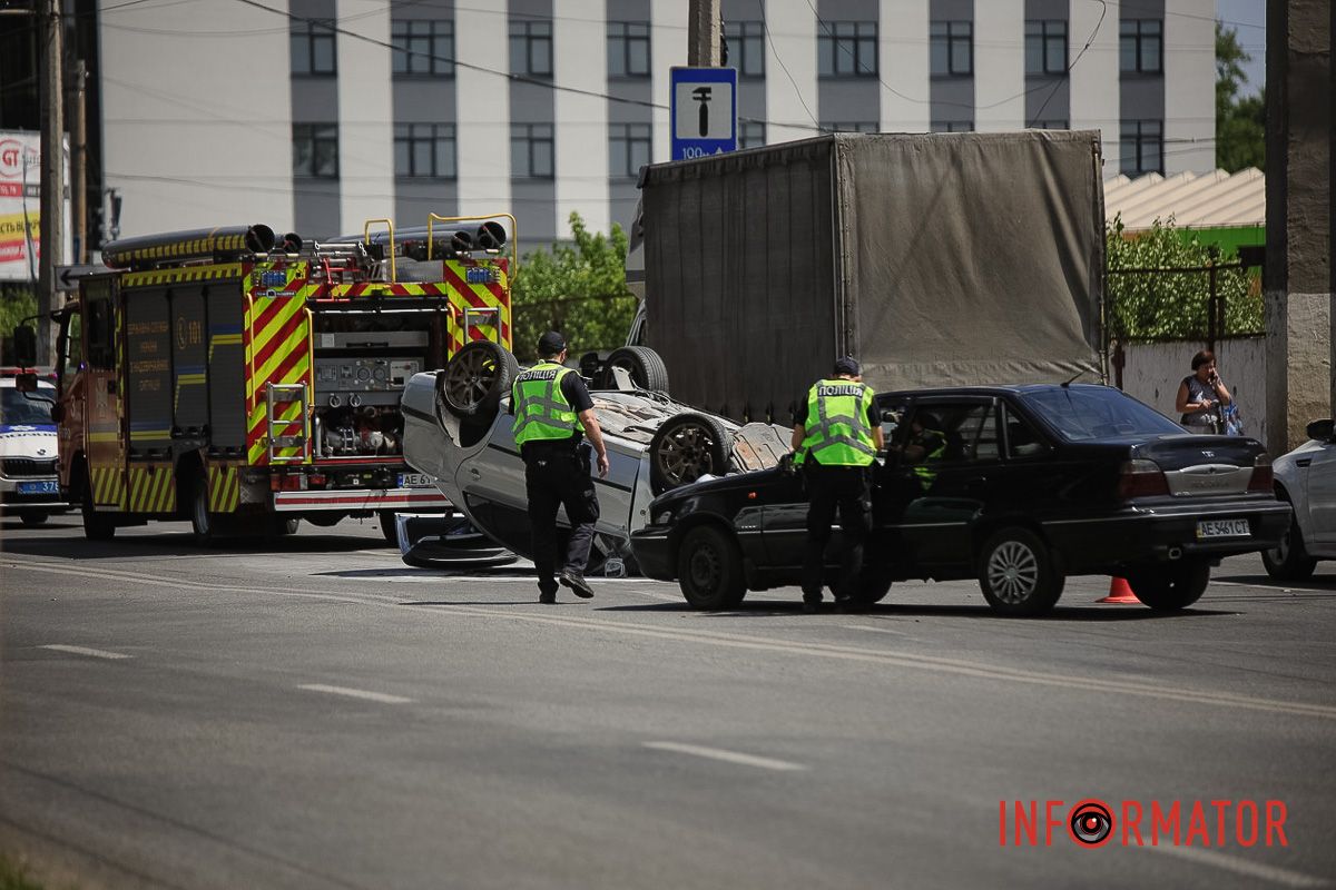 Про інших учасників аварії не повідомляється У Дніпрі на Калиновій Skoda перекинулася на дах: працюють патрульні, слідчий та рятувальники 15