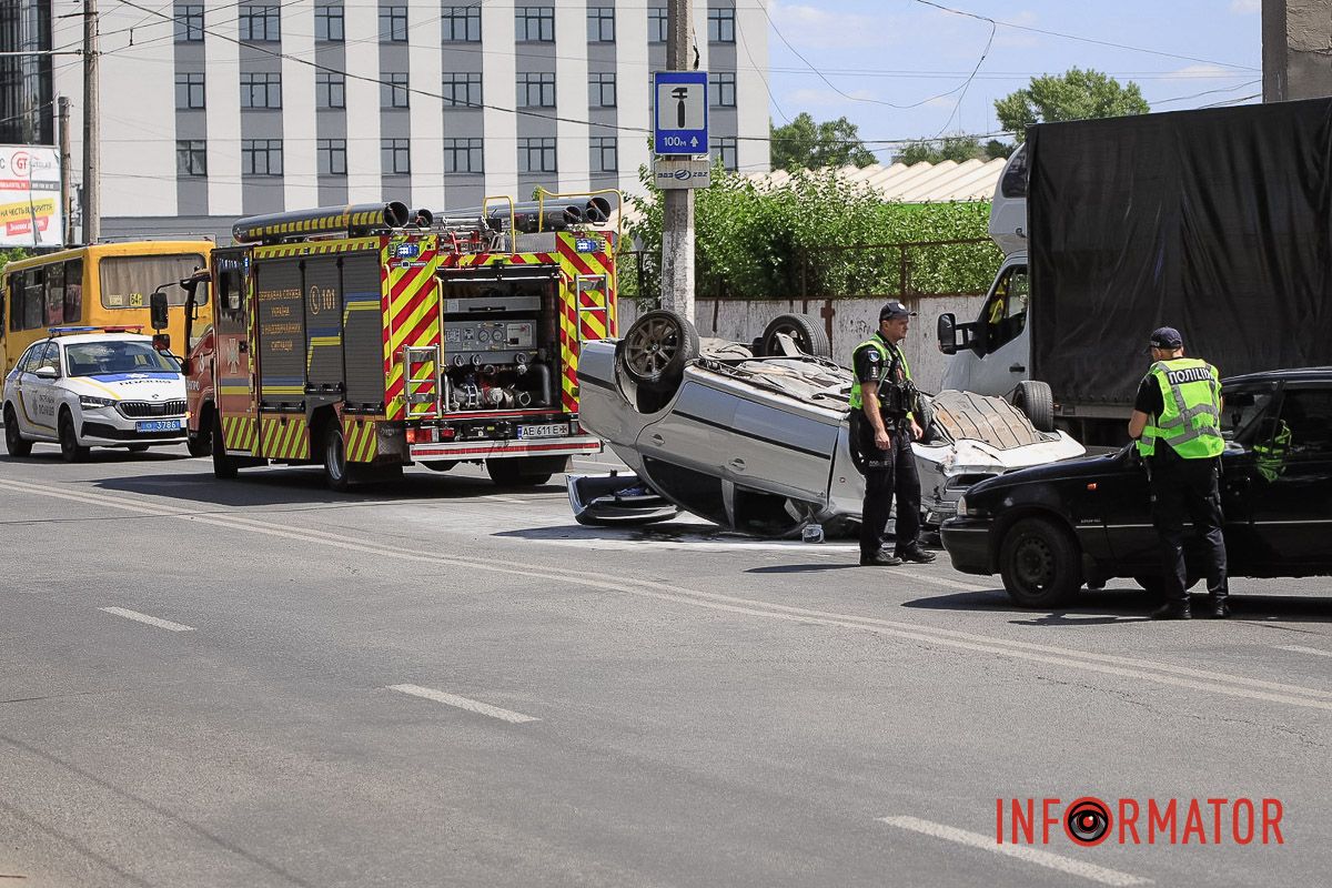 Перекинуте авто доведеться евакуювати У Дніпрі на Калиновій Skoda перекинулася на дах: працюють патрульні, слідчий та рятувальники 16