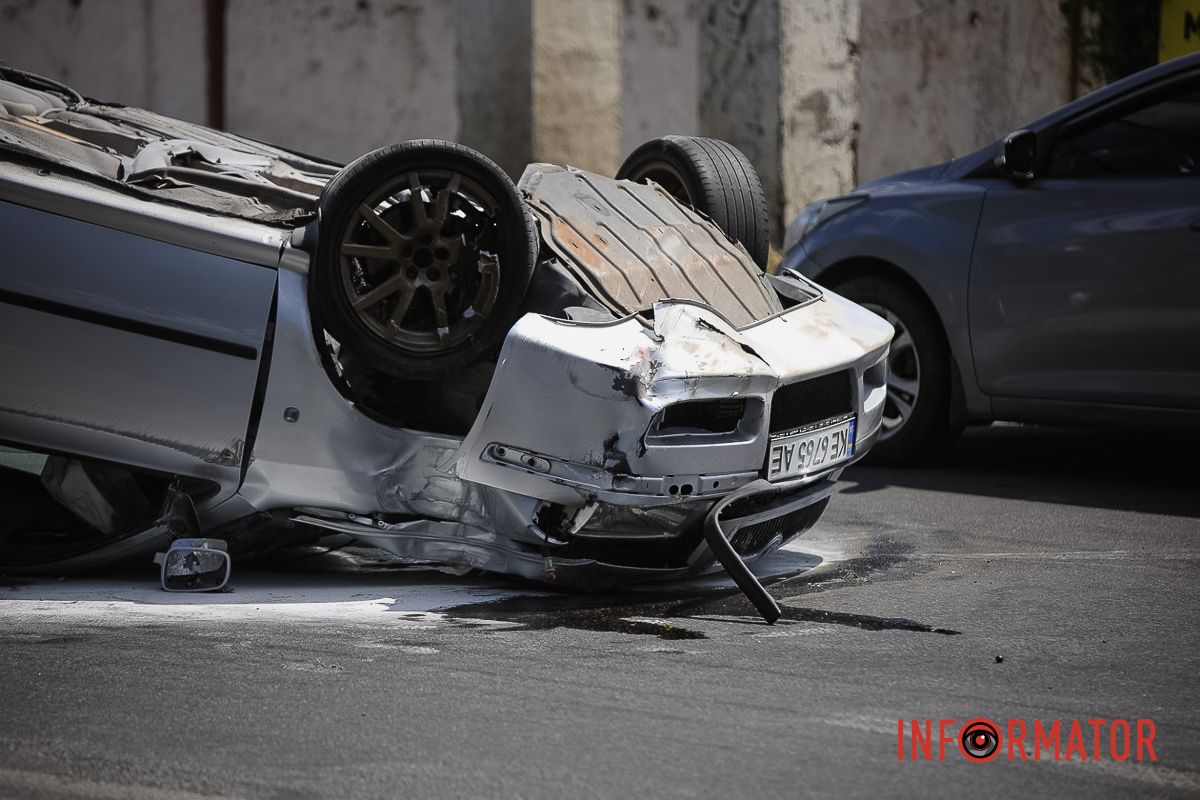 Видно сліди боротьби з вогнем У Дніпрі на Калиновій Skoda перекинулася на дах: працюють патрульні, слідчий та рятувальники 17