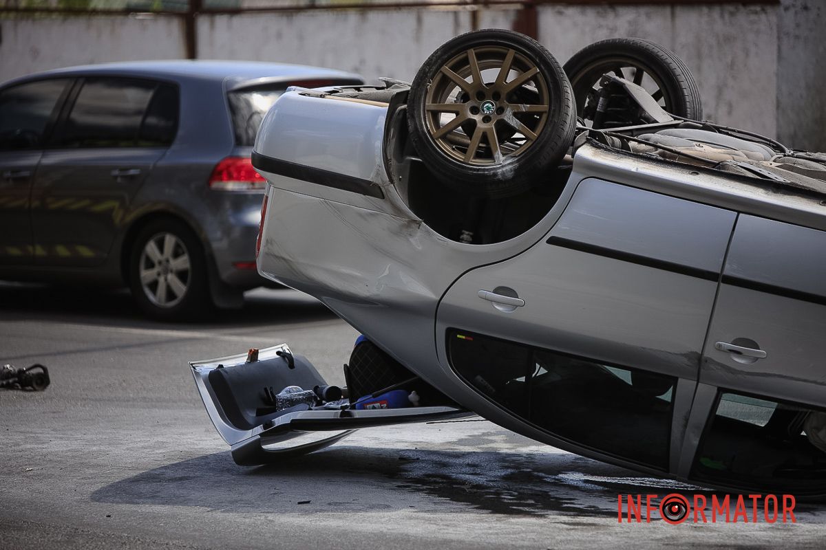 Багажник відчинився від удару У Дніпрі на Калиновій Skoda перекинулася на дах: працюють патрульні, слідчий та рятувальники 18