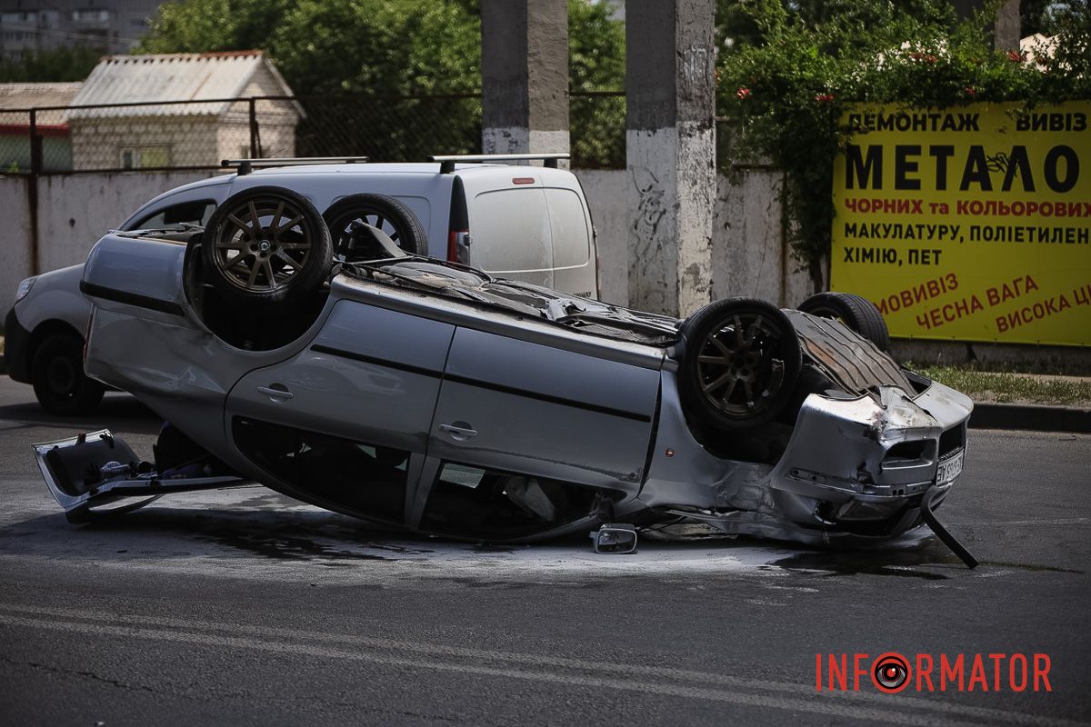 Інші авівтки не зачепило У Дніпрі на Калиновій Skoda перекинулася на дах: працюють патрульні, слідчий та рятувальники 19