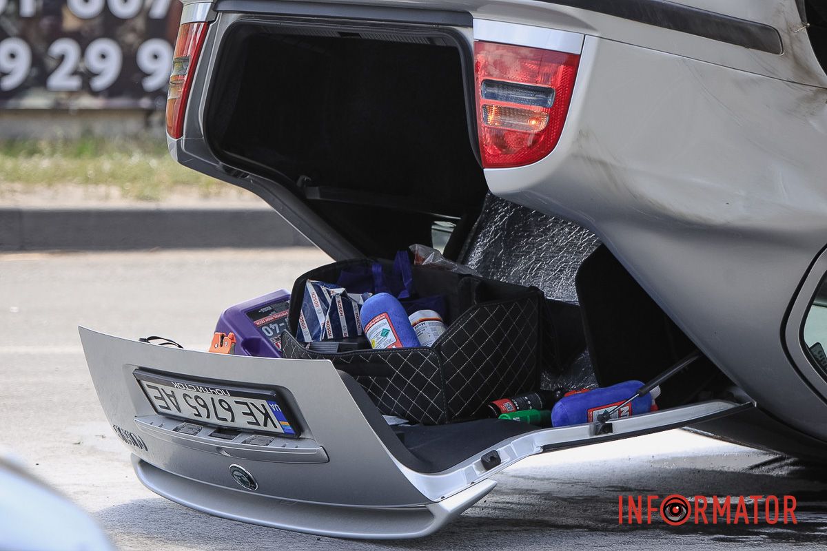 У п'ятницю, 27 червня, у Дніпрі на вулиці Калиновій сталася ДТП У Дніпрі на Калиновій Skoda перекинулася на дах: працюють патрульні, слідчий та рятувальники 1