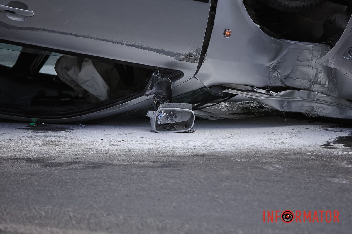 Перекинувся на дах автомобіль Skoda У Дніпрі на Калиновій Skoda перекинулася на дах: працюють патрульні, слідчий та рятувальники 2