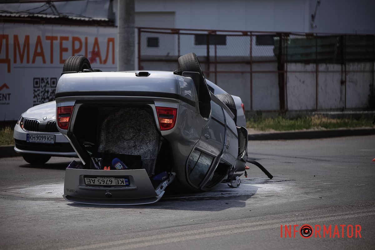 Після ДТП автівка зайнялася під капотом У Дніпрі на Калиновій Skoda перекинулася на дах: працюють патрульні, слідчий та рятувальники 3