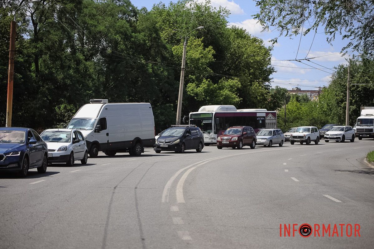 Попередньо, водій не впорався з керуванням У Дніпрі на Калиновій Skoda перекинулася на дах: працюють патрульні, слідчий та рятувальники 4