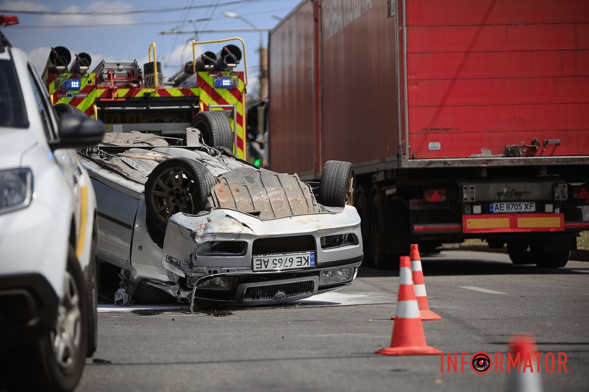 Через аварію, станом на 14:00, спостерігається значне ускладнення руху зі сторони Березинської у напрямку Слобожанського проспекту У Дніпрі на Калиновій Skoda перекинулася на дах: працюють патрульні, слідчий та рятувальники 5