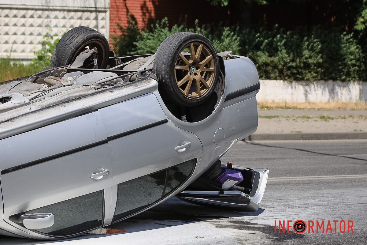 Станом на 14:00, на місці події працюють патрульні, слідчий з ДТП та рятувальники У Дніпрі на Калиновій Skoda перекинулася на дах: працюють патрульні, слідчий та рятувальники 6