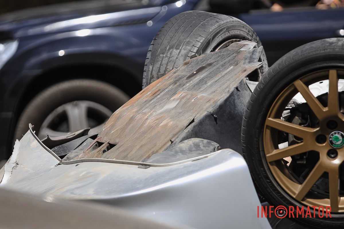 Усі обставини з'ясовуються У Дніпрі на Калиновій Skoda перекинулася на дах: працюють патрульні, слідчий та рятувальники 7