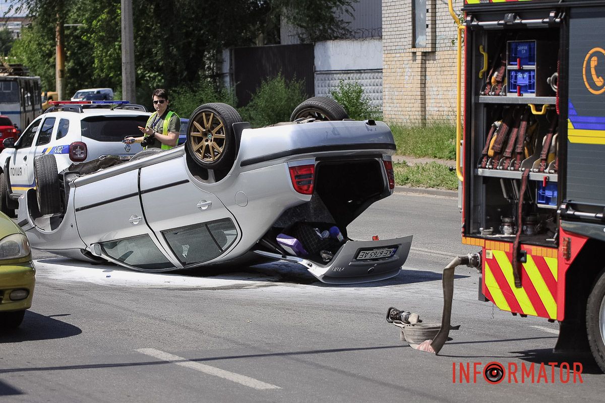 Машина залишається на місці ДТП У Дніпрі на Калиновій Skoda перекинулася на дах: працюють патрульні, слідчий та рятувальники 8