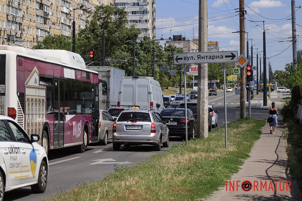 Затор У Дніпрі на Калиновій Skoda перекинулася на дах: працюють патрульні, слідчий та рятувальники 9