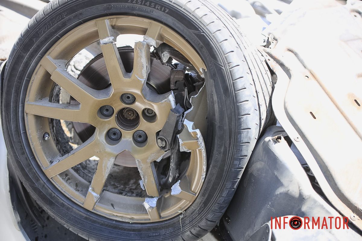 Пошкоджене колесо У Дніпрі на Калиновій Skoda перекинулася на дах: працюють патрульні, слідчий та рятувальники 10