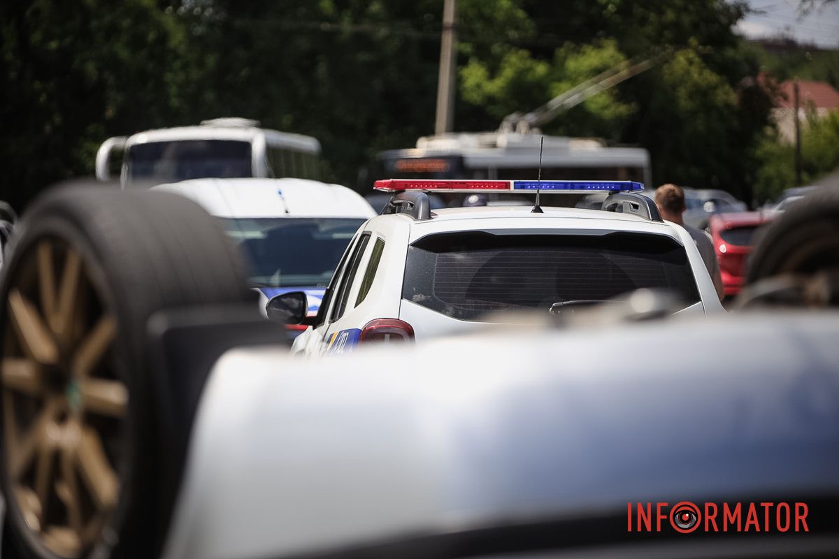 Правоохоронці працюють У Дніпрі на Калиновій Skoda перекинулася на дах: працюють патрульні, слідчий та рятувальники 11