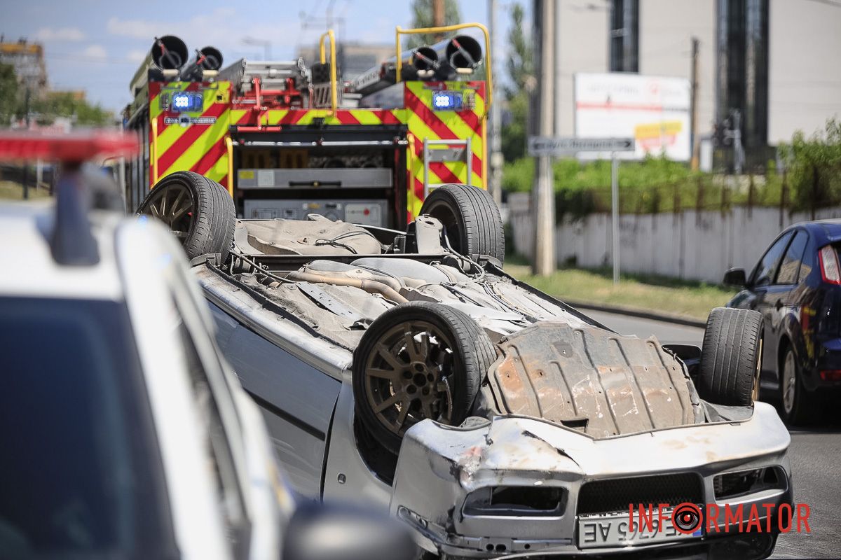 Даних про постраждалих немає У Дніпрі на Калиновій Skoda перекинулася на дах: працюють патрульні, слідчий та рятувальники 12