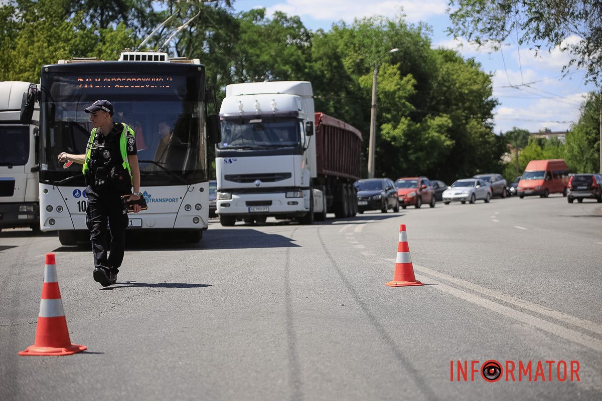 Місце події відгородили У Дніпрі на Калиновій Skoda перекинулася на дах: працюють патрульні, слідчий та рятувальники 13