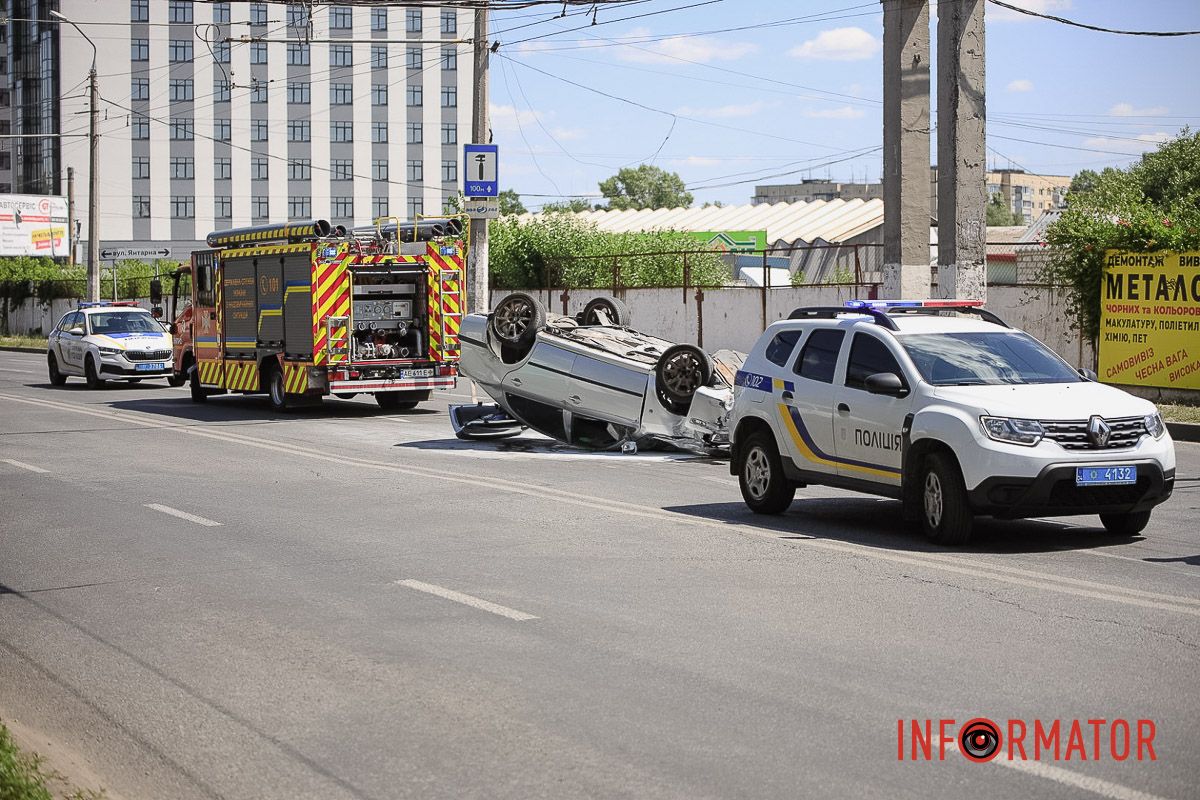 Автівка отримала значні пошкодження У Дніпрі на Калиновій Skoda перекинулася на дах: працюють патрульні, слідчий та рятувальники 14