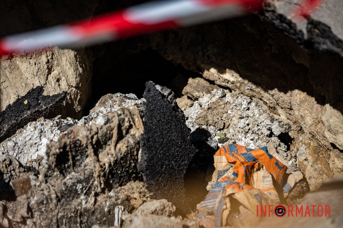 Величезне провалля утворилося на дорозі Всього 15 гривень за годину: у Дніпрі на Володимира Винниченка біля платної парковки утворилося величезне провалля 1