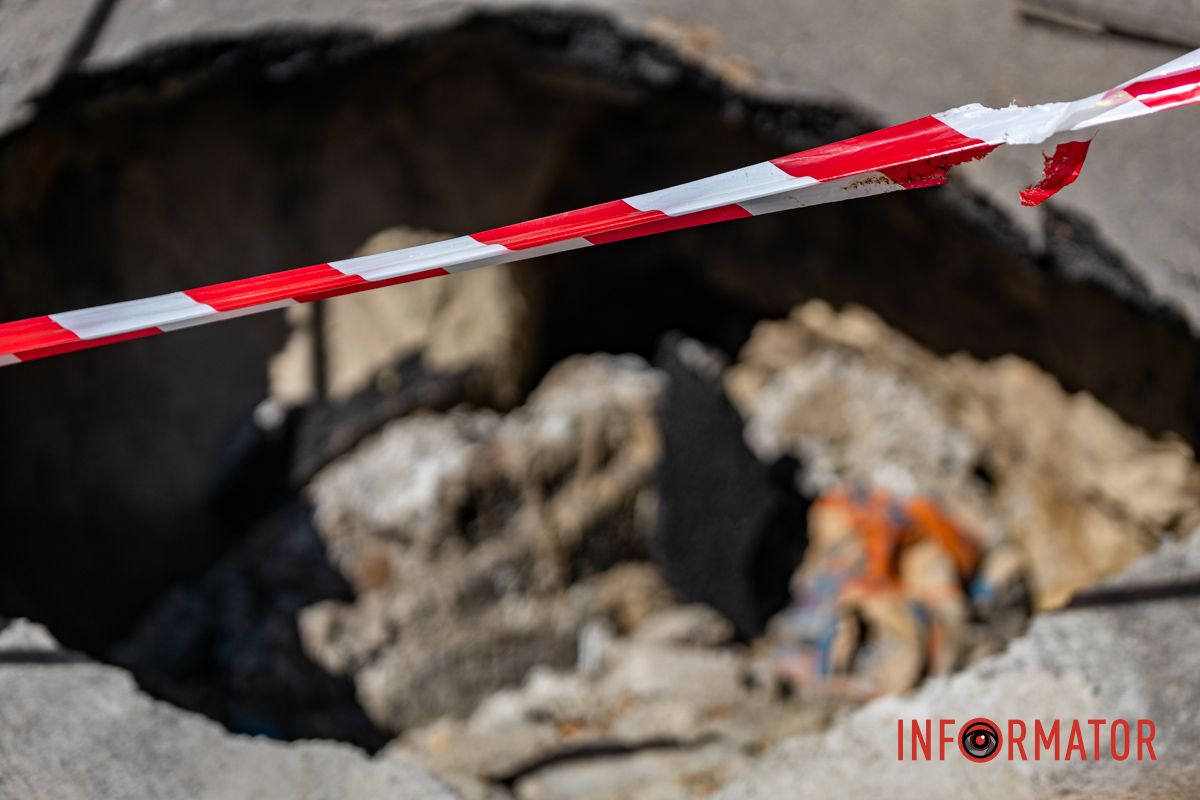 Огородили парканом та сигнальною стрічкою Всього 15 гривень за годину: у Дніпрі на Володимира Винниченка біля платної парковки утворилося величезне провалля 3
