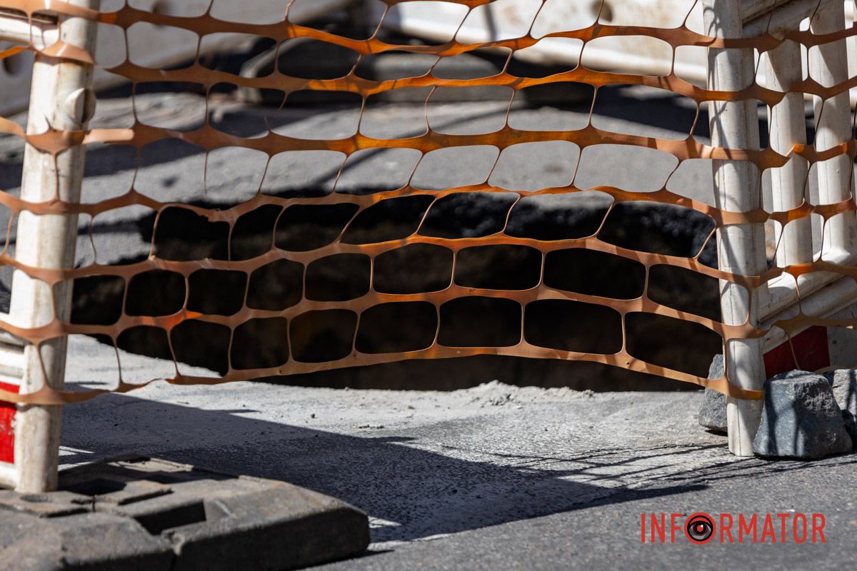 Через яму проїзд дорогою звужений Всього 15 гривень за годину: у Дніпрі на Володимира Винниченка біля платної парковки утворилося величезне провалля 4