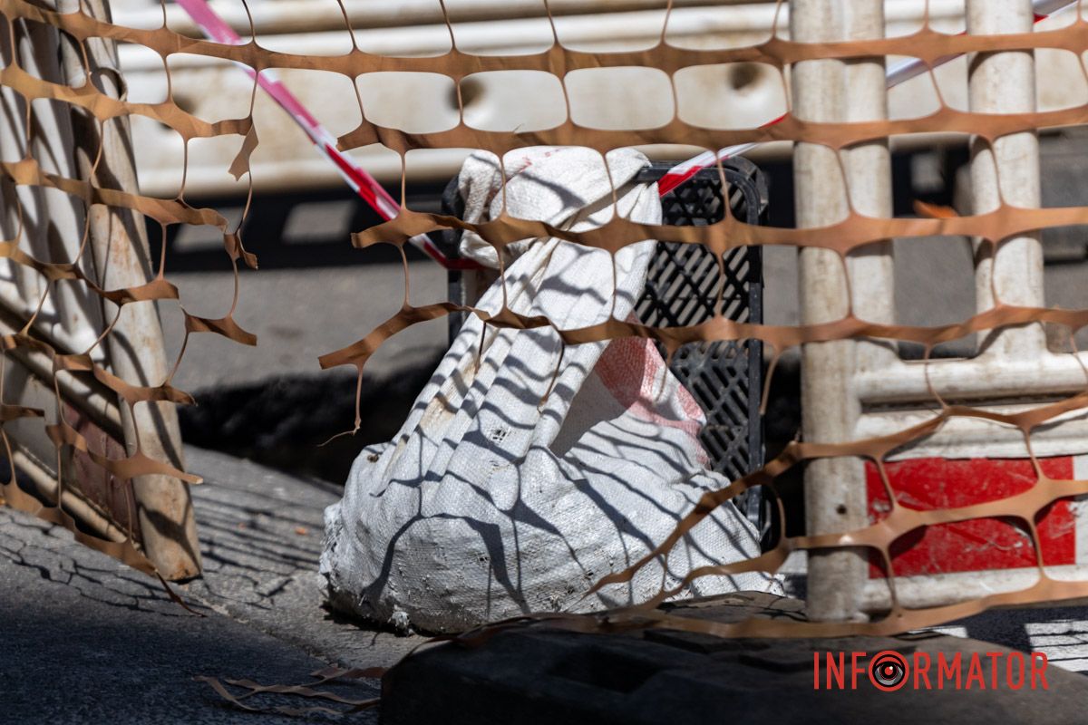 Ціна за паркування біля ями складає 15 гривень Всього 15 гривень за годину: у Дніпрі на Володимира Винниченка біля платної парковки утворилося величезне провалля 5