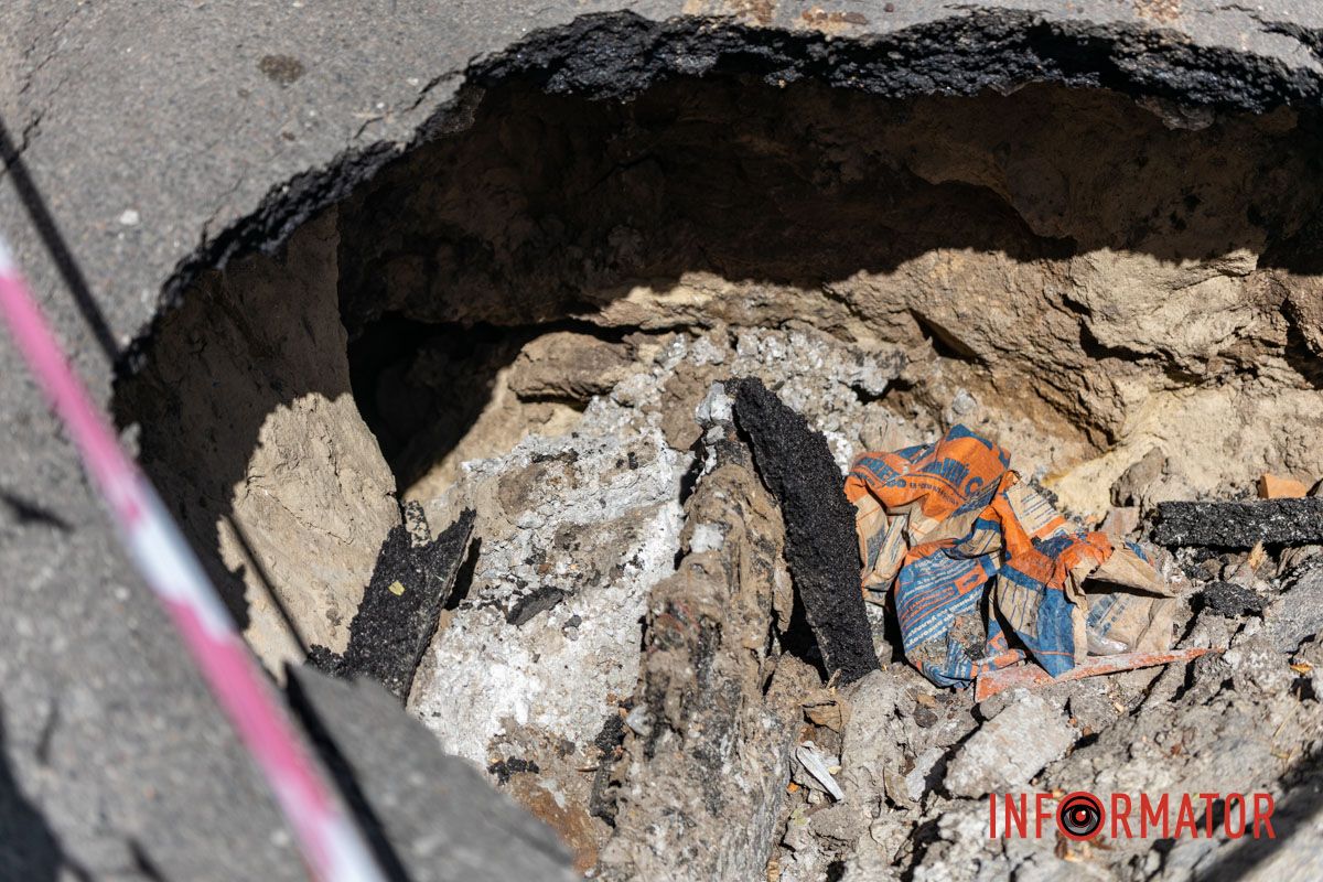Ширина ями щонайменше один метр Всього 15 гривень за годину: у Дніпрі на Володимира Винниченка біля платної парковки утворилося величезне провалля 2