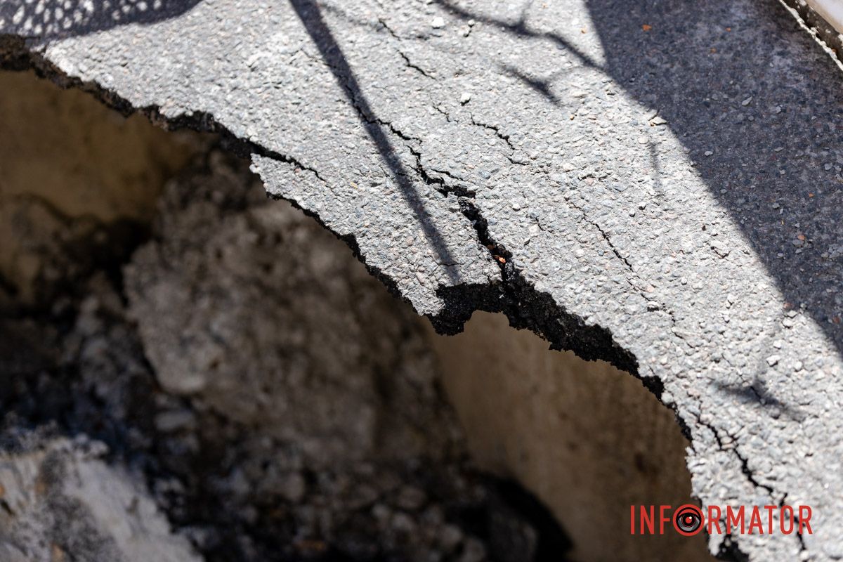 Яма станом на 27 червня Всього 15 гривень за годину: у Дніпрі на Володимира Винниченка біля платної парковки утворилося величезне провалля 6