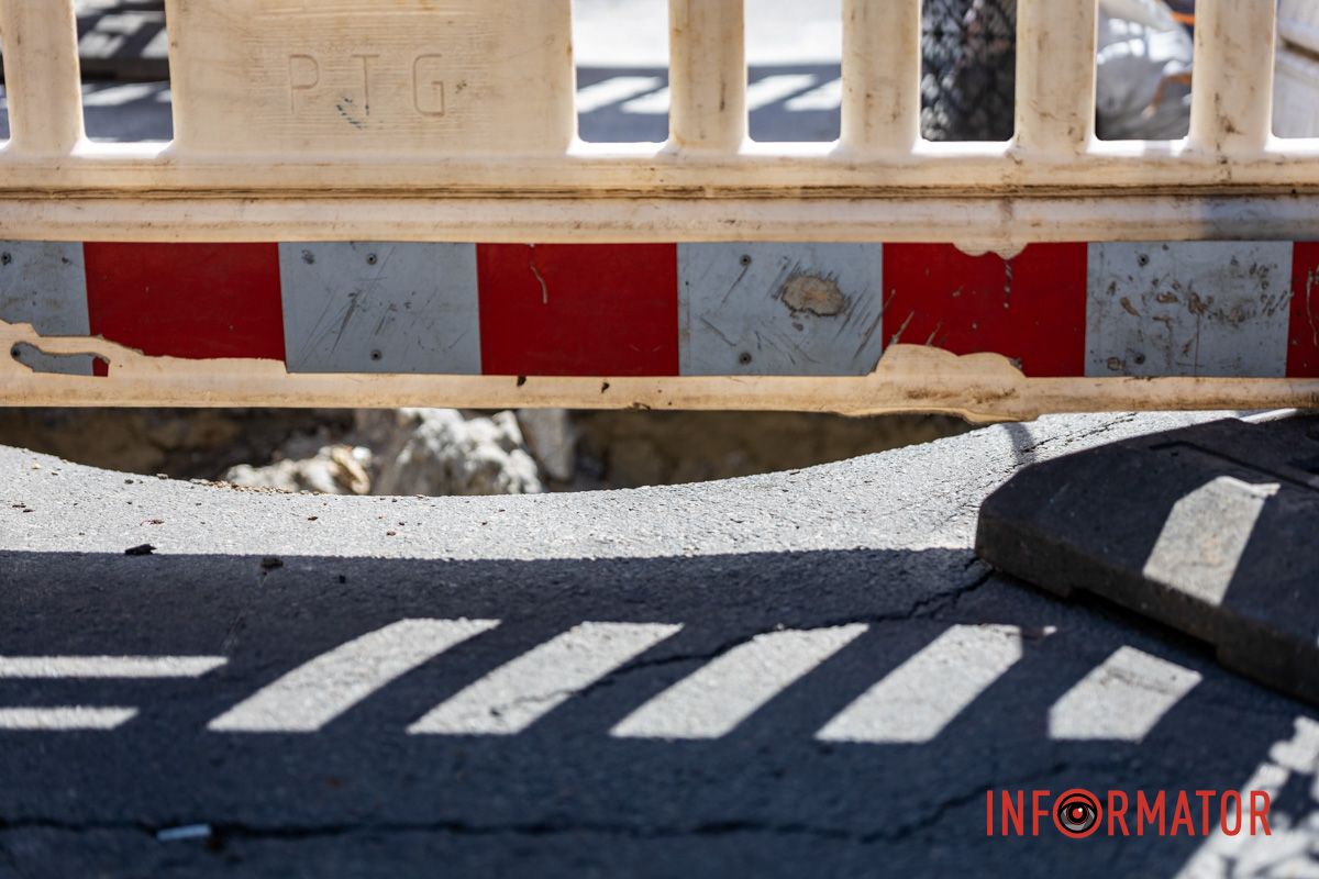 Яму ще не залатали Всього 15 гривень за годину: у Дніпрі на Володимира Винниченка біля платної парковки утворилося величезне провалля 7