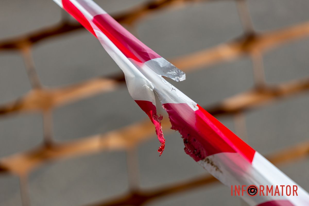 Їздіть на Винниченка дуже обережно Всього 15 гривень за годину: у Дніпрі на Володимира Винниченка біля платної парковки утворилося величезне провалля 8