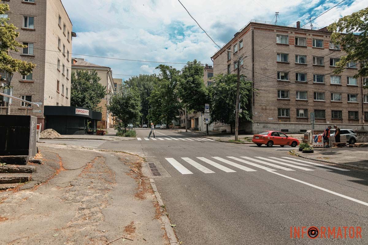 У Дніпрі на розі вулиць Паторжинського та Моссаковського знесли театральну афішну тумбу У Дніпрі на розі вулиць Паторжинського та Моссаковського знесли театральну афішну тумбу