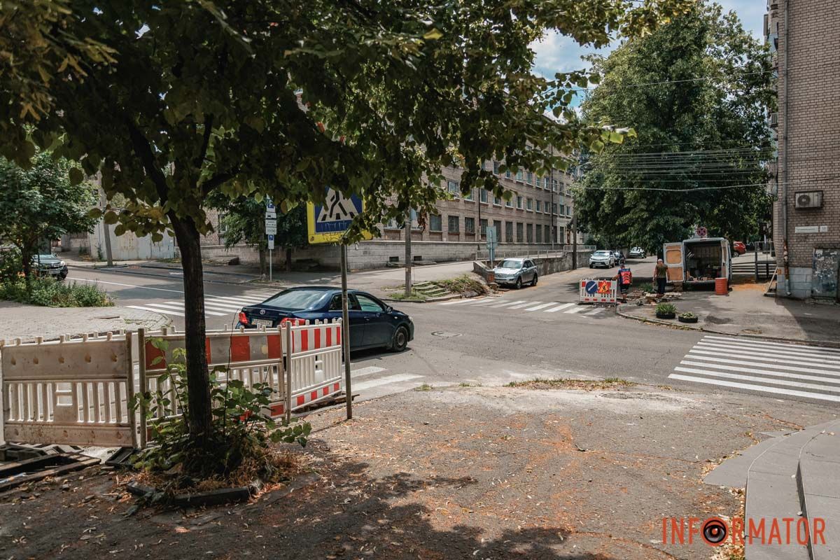 Тумба простояла там з часів Катеринославу Тумба простояла там з часів Катеринославу