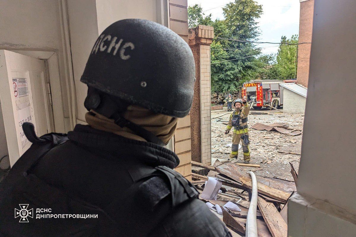 Пожежу приборкали Спрямували БпЛА по Кривому Рогу: рятувальники показали, як виглядає місце "прильоту" 5