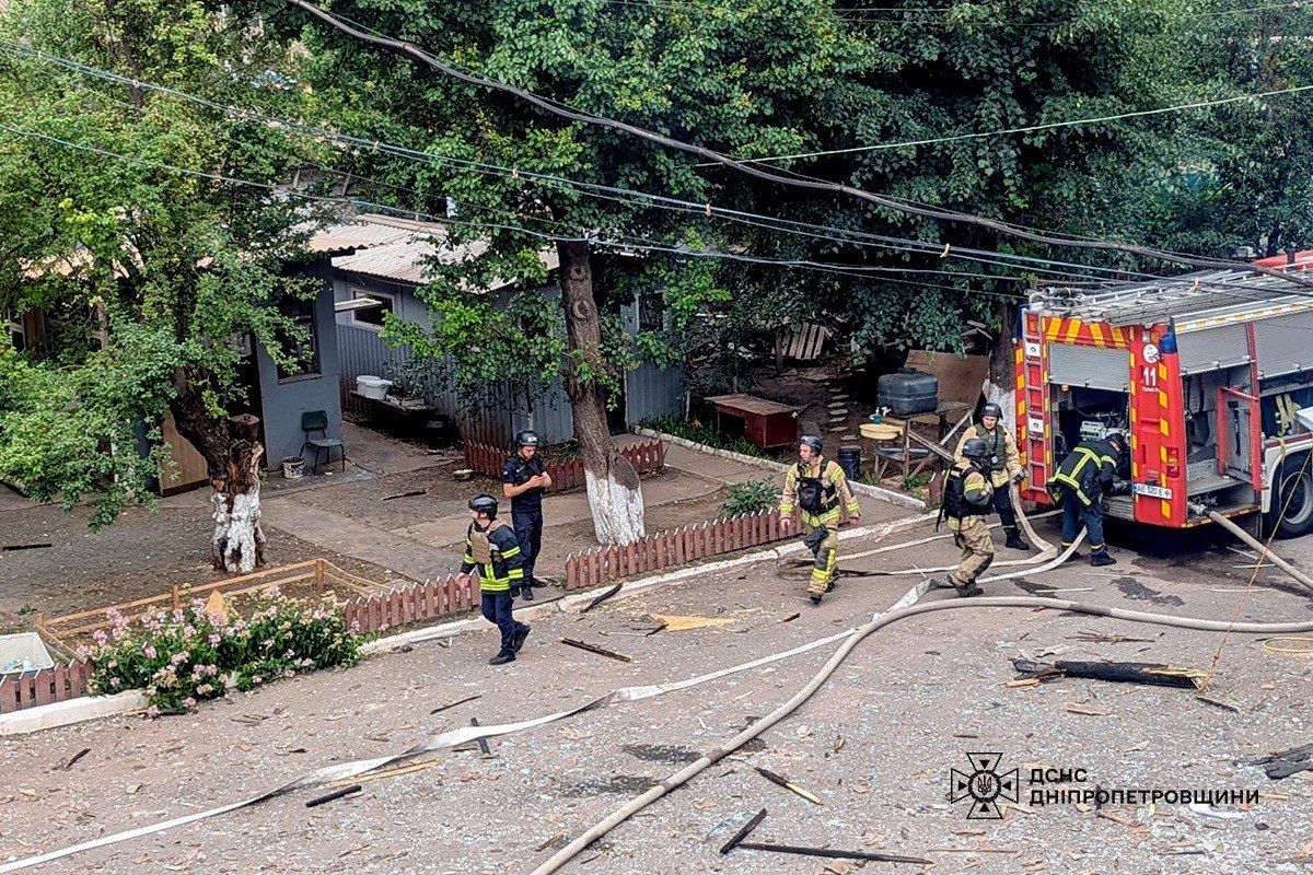 Постраждали троє людей Спрямували БпЛА по Кривому Рогу: рятувальники показали, як виглядає місце "прильоту" 4