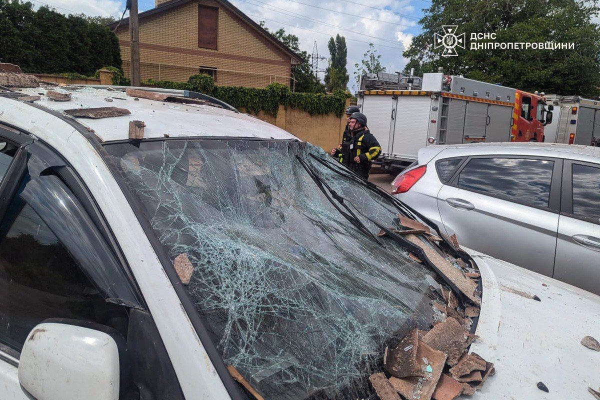 Є руйнування Спрямували БпЛА по Кривому Рогу: рятувальники показали, як виглядає місце "прильоту" 3